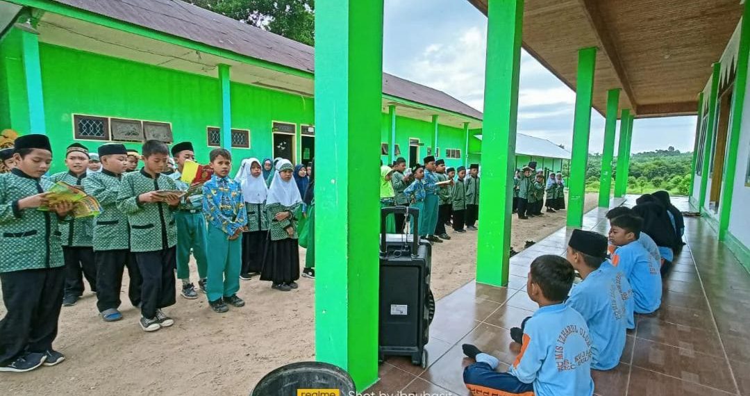 Awali pagi Dengan Tadarus Juz Amma (Juz ke-30), Bacaan-bacaan Sholat dan do’a-do’a pilihan.