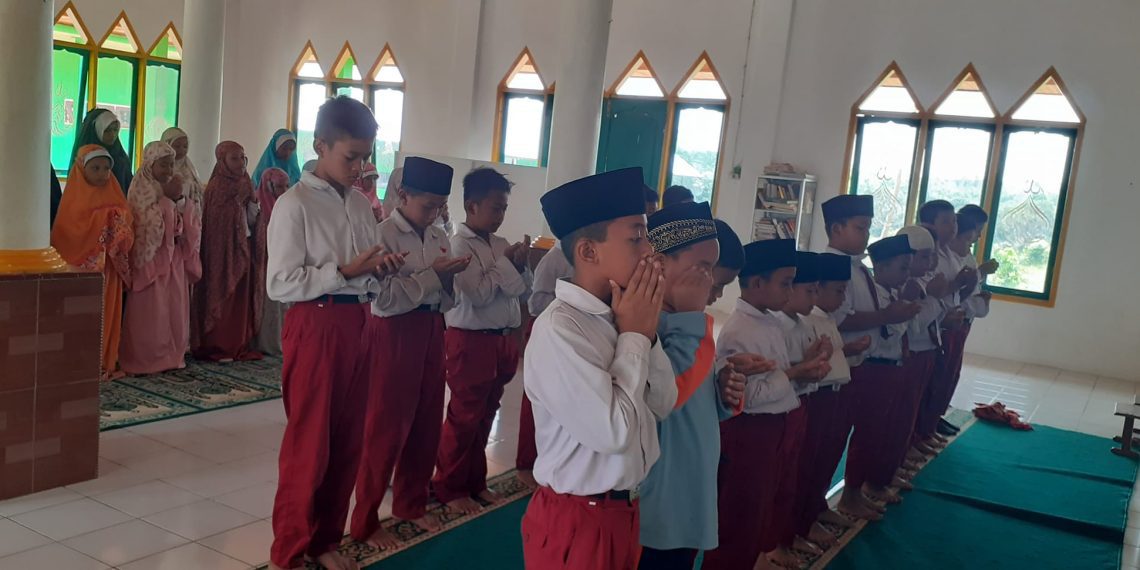 MI Izharul Ulum Melaksanakan Sholat Ghoib Bersama Untuk Syuhada Palestina