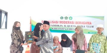 TPA Darul Ulum Bagikan Raport Santri