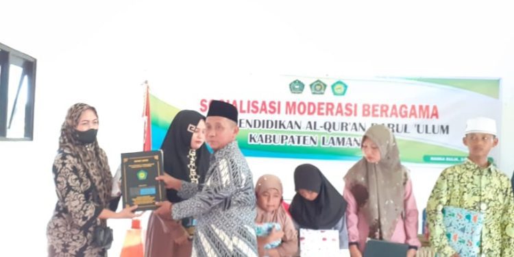 TPA Darul Ulum Bagikan Raport Santri