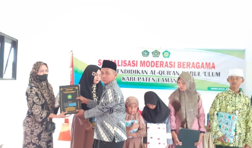 TPA Darul Ulum Bagikan Raport Santri