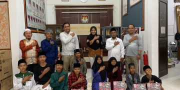 Santri Anak Yatim, Dhuafa’ Darul Ulum Dapat Bingkisan KPU Lamandau Dalam Doa Bersamsa Kesuksesan Pemilu 2024