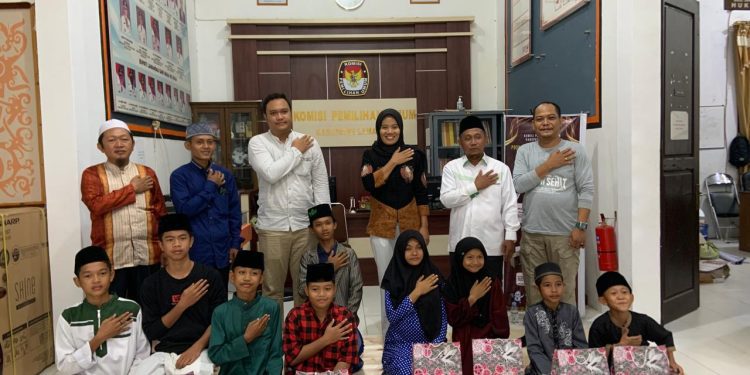Santri Anak Yatim, Dhuafa’ Darul Ulum Dapat Bingkisan KPU Lamandau Dalam Doa Bersamsa Kesuksesan Pemilu 2024