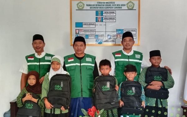 Bantuan Lazisnu Kepada Siswa-Siswi MI Izharul Ulum Yang Kurang Mampu