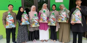 Madrasah Ibtidaiyah Izharul Ulum Bagikan Paket Lebaran