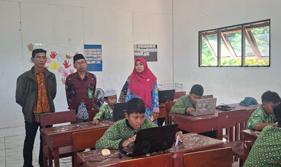 Kasi Pendidikan Dan Pengawas Madrasah Pantau Pelaksanaan ANBK Hari Ke- 2 MI Izhar Ulum