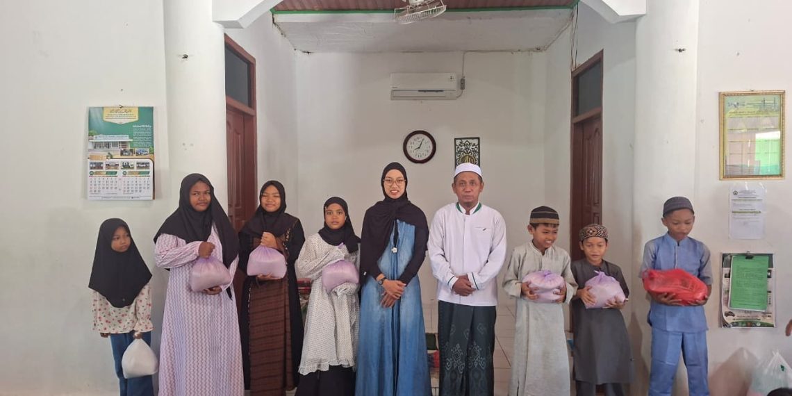 MI Izharul Ulum Bagikan Zakat Bagi Siswa Kurang Mampu