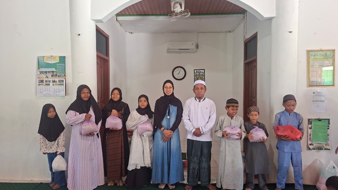MI Izharul Ulum Bagikan Zakat Bagi Siswa Kurang Mampu
