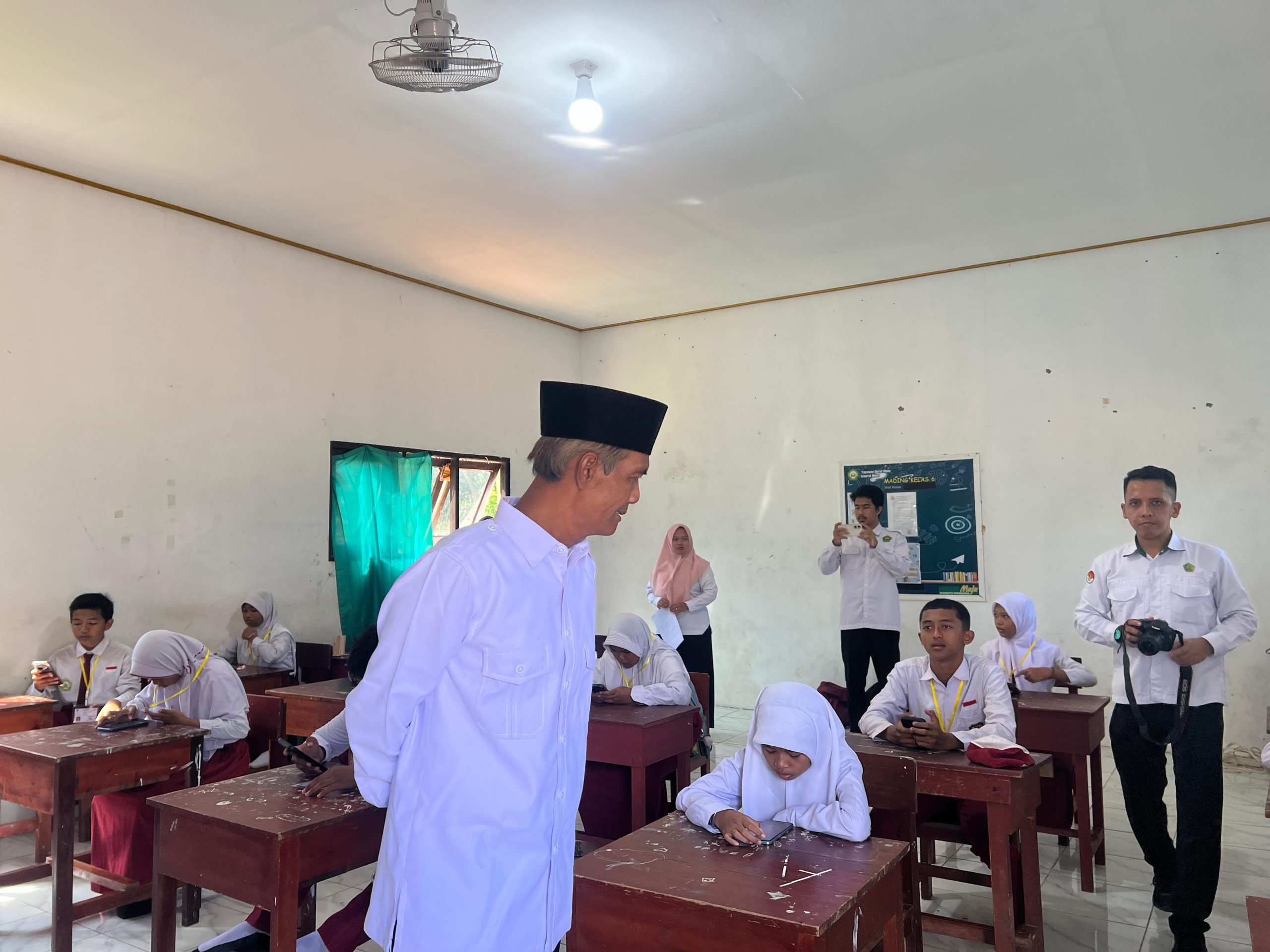 Tinjau Ujian Madrasah di MIS Izharul Ulum, Kakan Kemenag Lamandau Beri Pesan untuk Siswa Kelas VI