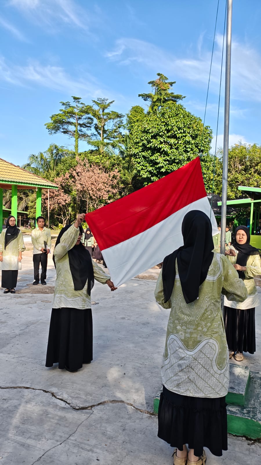 Upacara Peringatan Hari Pendidikan Nasional  2026 Di MI Izharul Ulum